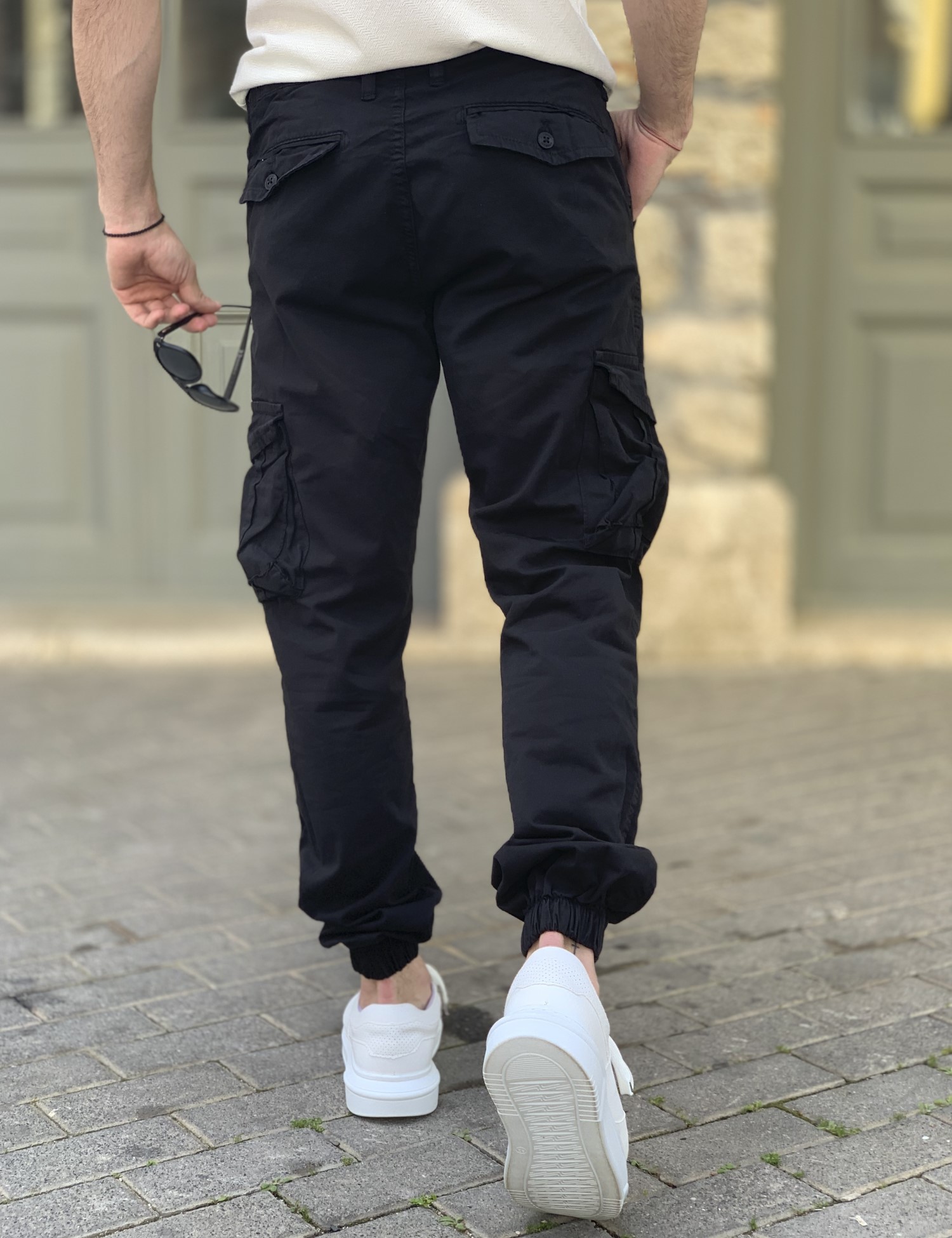 Ανδρικό μαύρο υφασμάτινο cargo παντελόνι 210922V φωτογραφία